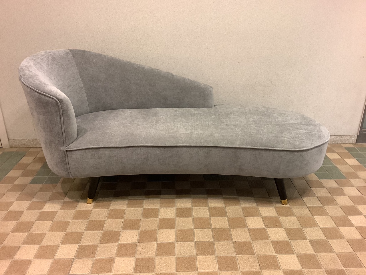 人気のカウチソファーがリニューアル 新しいファブリックでシックな