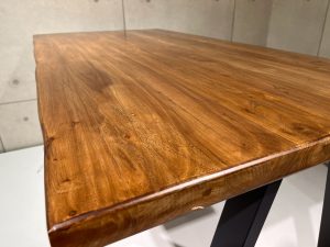 ダイニングテーブルの御紹介 天然木ニレ無垢材の重厚な天板を持つ