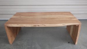 ローテーブルの御紹介 天然木アカシア無垢材とライブエッジで木質感 