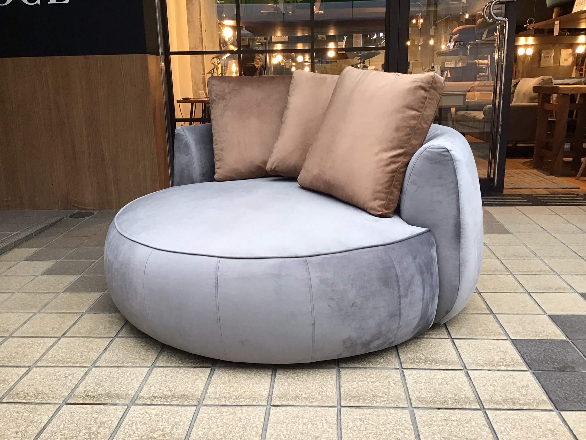 新着ソファーの御紹介 シュールな円形デザインがお部屋を和ませる