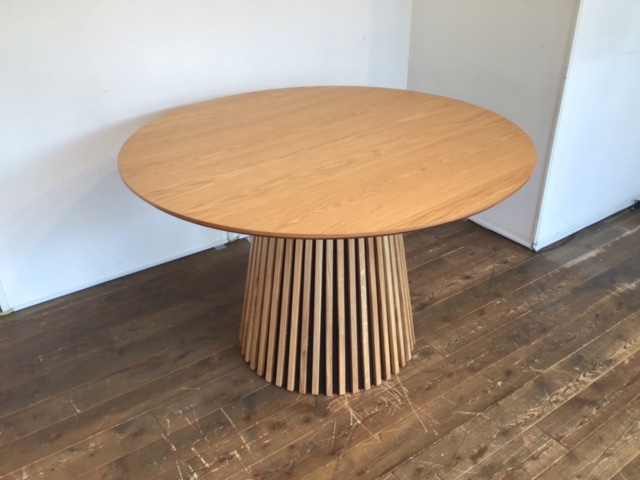 新着ダイニングテーブルの御紹介 脚のアクセント光る北欧シンプルな