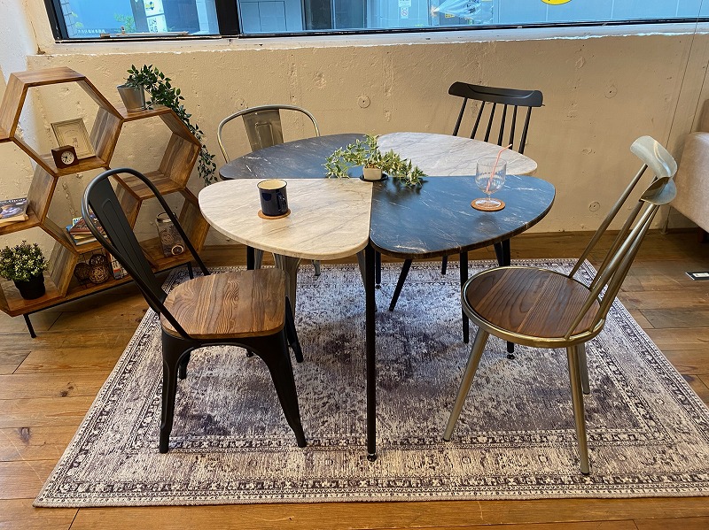 木製　幸せの四つ葉のクローバー　サイドテーブル ダークブラウン 四つ葉のクローバーサイドテーブル | 幸運を呼ぶクローバー