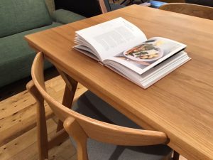 こだわり感のあるY字脚のオーク天然木ダイニングテーブル - スタッフブログ