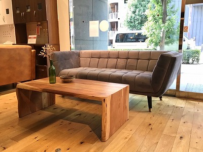 ベルベットの肌触りが気持ちいい優雅にくつろげる3人掛けソファ