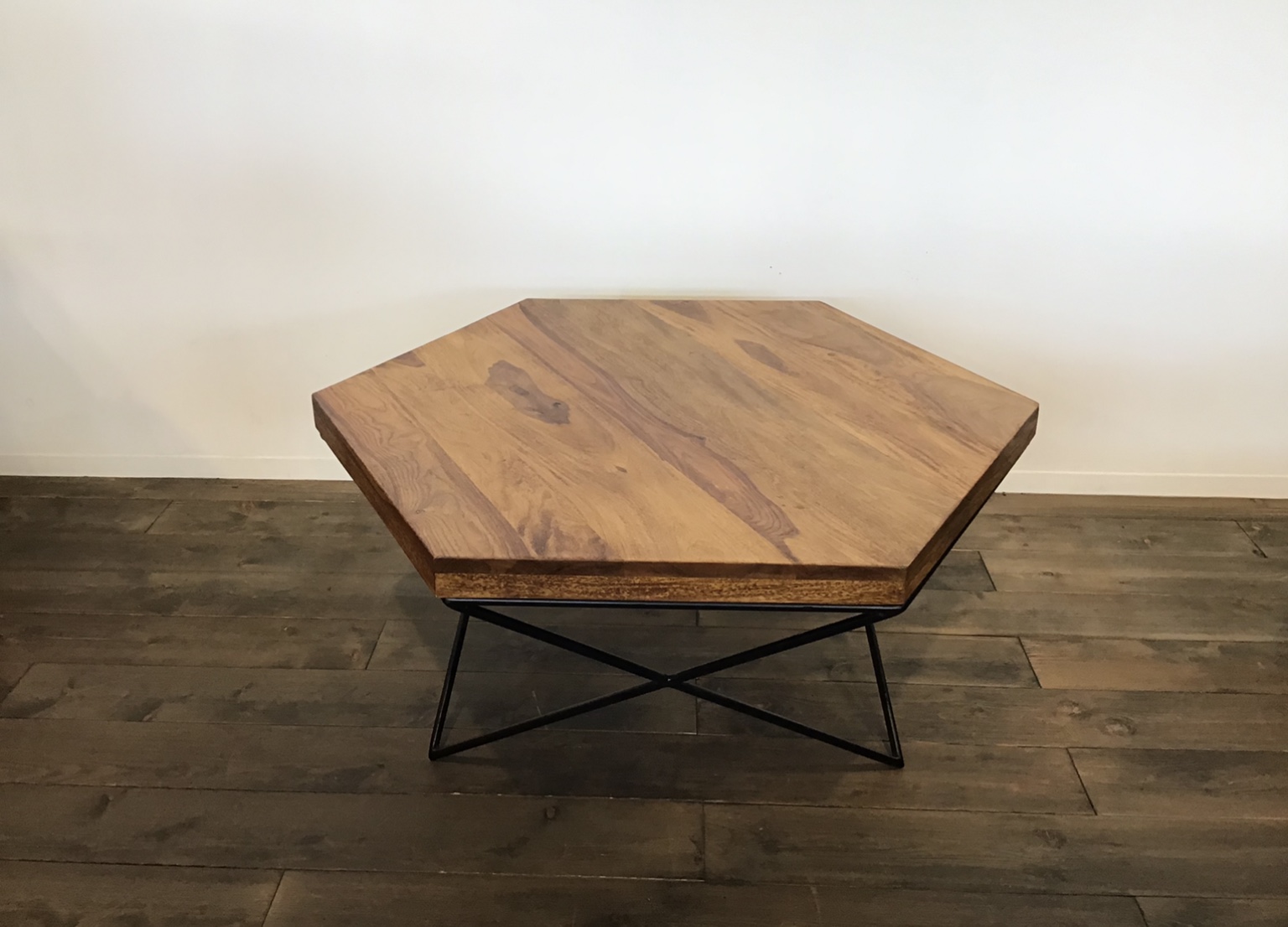 六角形のデザインが魅力のコーヒーテーブル - スタッフブログ