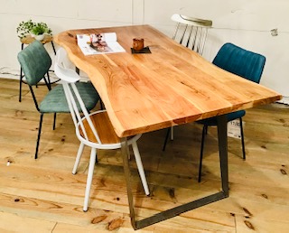 アカシア天然木の角材を繋ぎ合わせているダイニングテーブルのご紹介