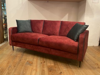 座り心地抜群！レトロな雰囲気漂うボルドーソファ - スタッフブログ